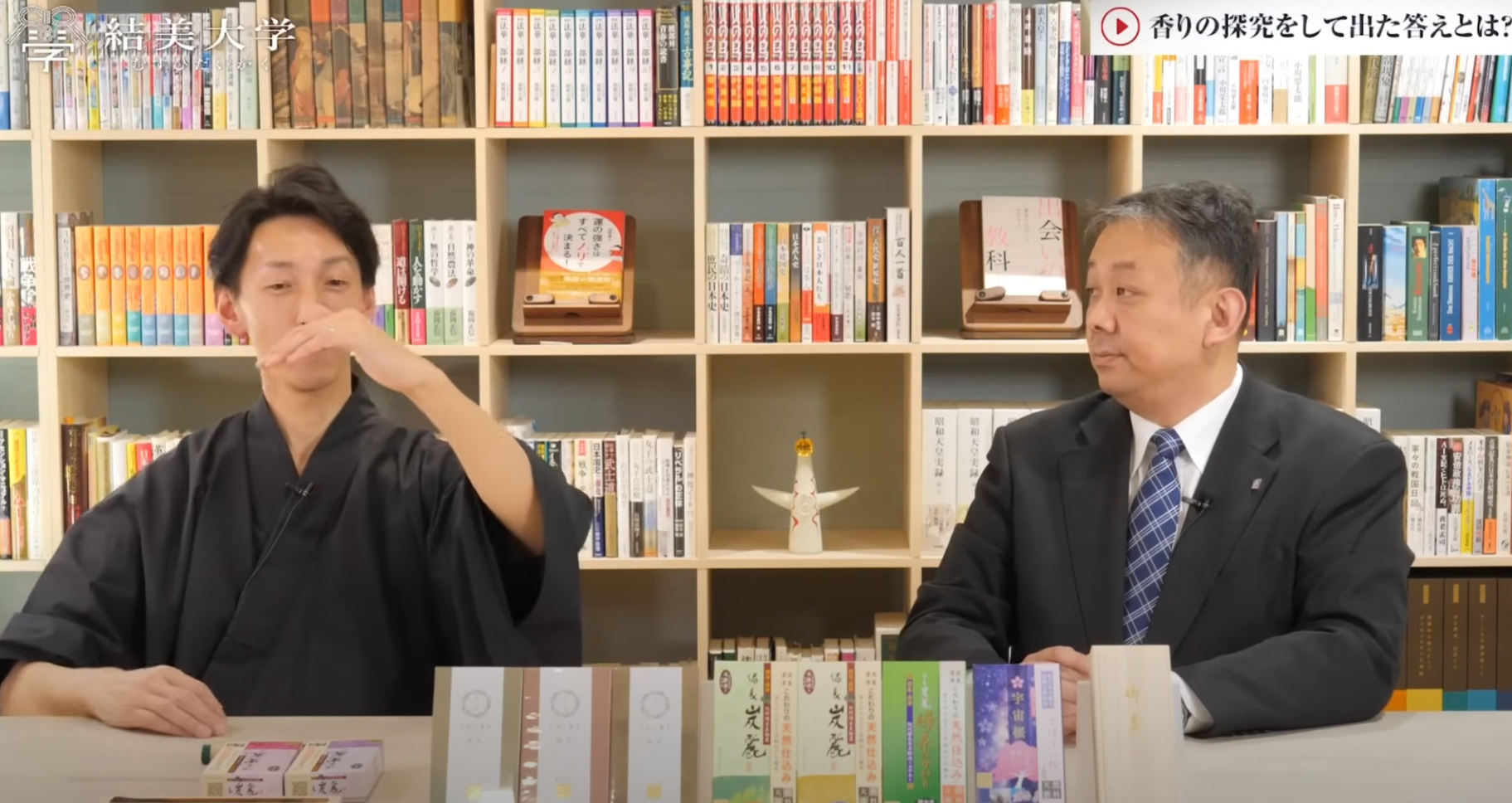 お線香について説明する川嶋氏と吉井氏