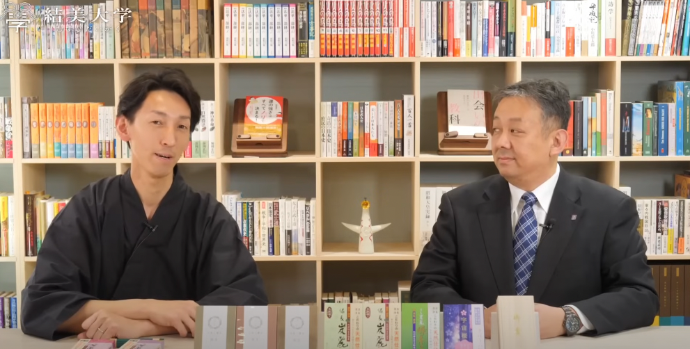 梅薫堂のお線香を前に話す川嶋氏と吉井氏