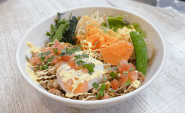 今日のまかない「スパイスナッツそぼろ丼」、と・・・？