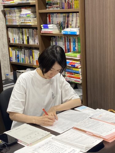 ある日の弓場先生。下線部和訳の添削は100枚越え！？