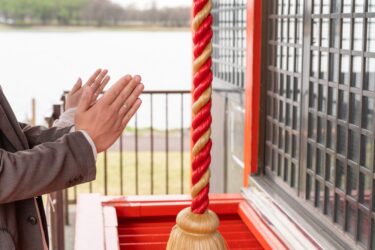 【5円でご縁はウソ!?】叶えたい願いを神様にする時のお賽銭の額