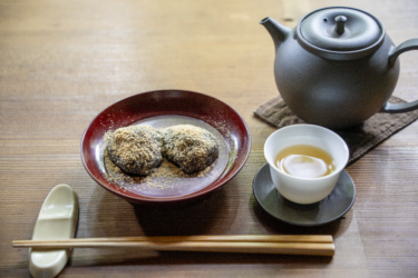本物は黒かった！？　漆黒に輝く「黒わらび餅」