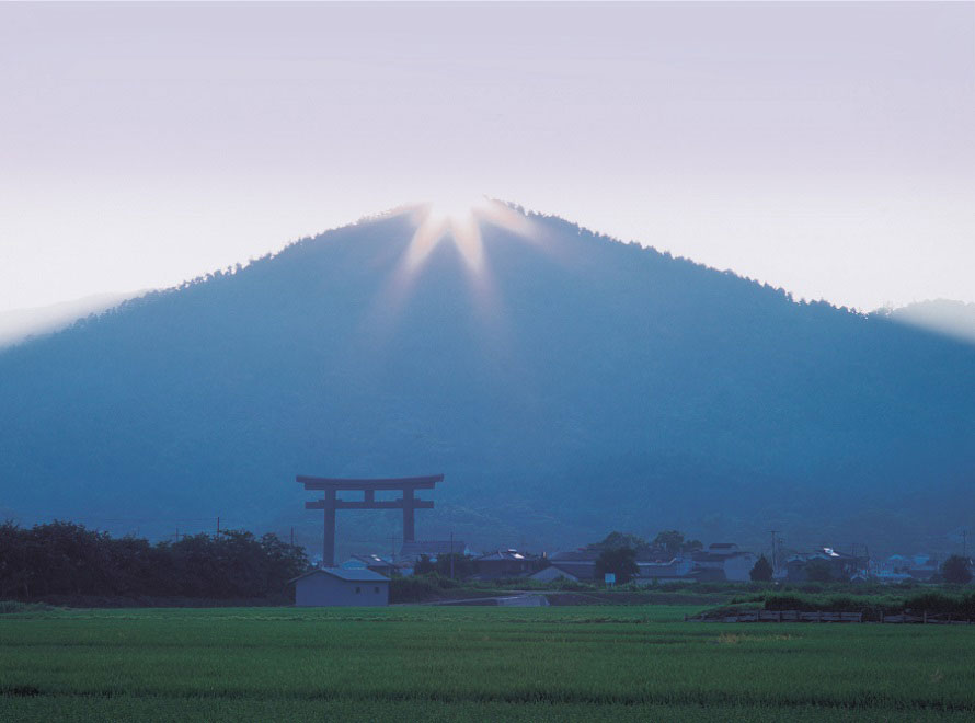 三輪山から昇る太陽